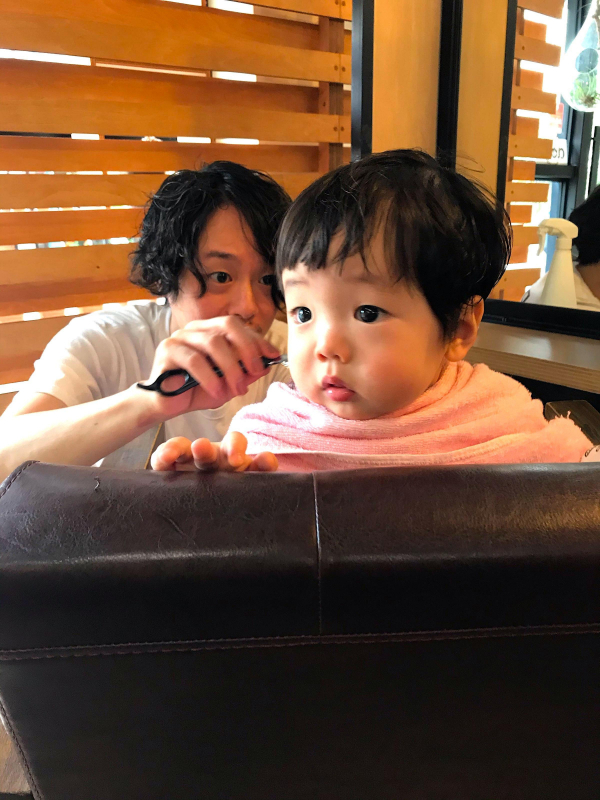 赤ちゃんの散髪、ハサミで切るの怖くないですか？　怖くない自宅での簡単カットをお伝えします！